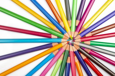 Beyaz arka plan üzerine çizim yapmak için renkli kalemler. Sanatsal yaratıcılık çizimi için bir araç. renk kalem