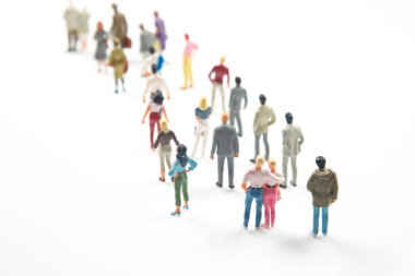 Minyatür insanlar. Farklı insanlar birbirleriyle beyaz bir arkaplanda iletişim kurarlar.