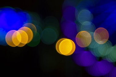 Arka plan renkli fenerlerin ve dekorasyonların soyutlanmasını bulanıklaştırdı. sokak renkli ışıkların bokeh dokusu