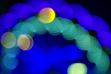 Arka plan renkli fenerlerin ve dekorasyonların soyutlanmasını bulanıklaştırdı. sokak renkli ışıkların bokeh dokusu