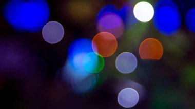 Arka plan renkli fenerlerin ve dekorasyonların soyutlanmasını bulanıklaştırdı. sokak renkli ışıkların bokeh dokusu