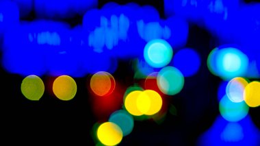 Arka plan renkli fenerlerin ve dekorasyonların soyutlanmasını bulanıklaştırdı. sokak renkli ışıkların bokeh dokusu