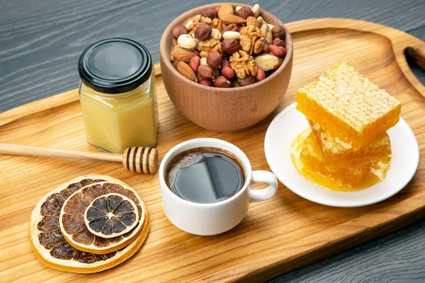 Frischer Heißer Kaffee Mit Truthahn Und Getrockneten Zitrusfrüchten Und Honigwaben — Stockfoto