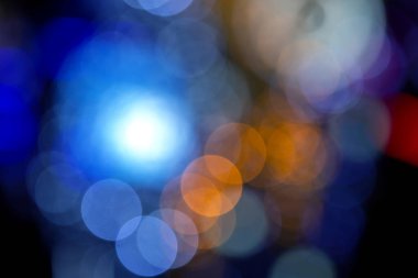 Arka plan renkli fenerlerin ve dekorasyonların soyutlanmasını bulanıklaştırdı. sokak renkli ışıkların bokeh dokusu
