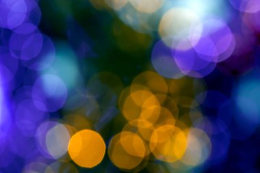 Arka plan renkli fenerlerin ve dekorasyonların soyutlanmasını bulanıklaştırdı. sokak renkli ışıkların bokeh dokusu