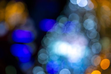 Arka plan renkli fenerlerin ve dekorasyonların soyutlanmasını bulanıklaştırdı. sokak renkli ışıkların bokeh dokusu