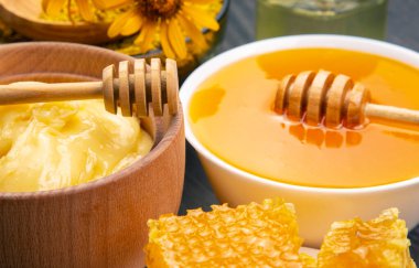 Farklı çeşitlerde taze çiçek balı, polen ve ahşap arka planda kaşıkları olan bal peteği. Organik Vitamin Sağlıklı Gıda