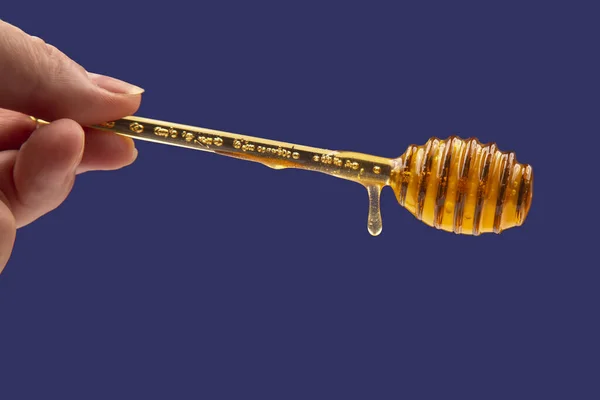 Frischer Honig Der Von Einem Löffel Auf Dunklem Hintergrund Tropft — Stockfoto