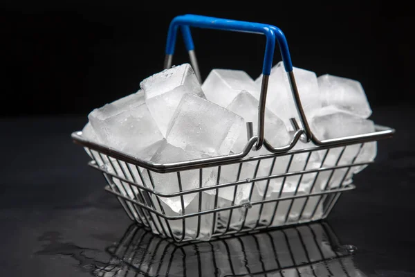 Cubos Gelo Congelados Uma Cesta Supermercado Fundo Escuro — Fotografia de Stock