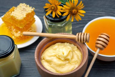 Farklı çeşitlerde taze çiçek balı, polen ve ahşap arka planda kaşıkları olan bal peteği. Organik Vitamin Sağlıklı Gıda
