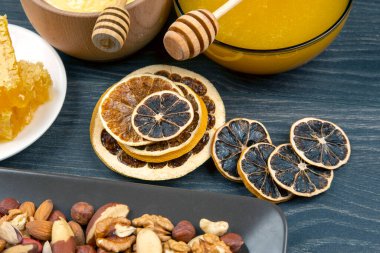 fındık, kurutulmuş narenciye ve taze taraklı bal. vitamin organik gıdalar