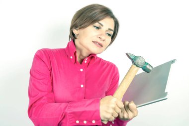 Elinde bir çekiç ve tabletle bir kadın..
