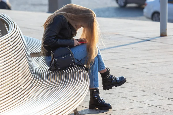 Mulher Com Cabelos Longos Sentado Banco Com Telefone Celular — Fotografia de Stock