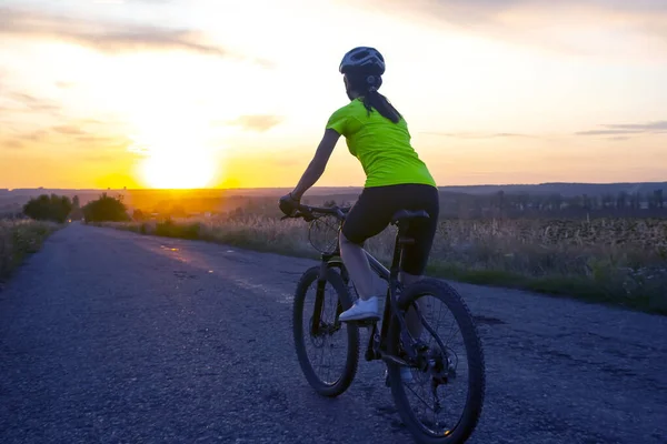 Schöne Radfahrerin Radelt Auf Der Straße Dem Sonnenuntergang Entgegen — Stockfoto