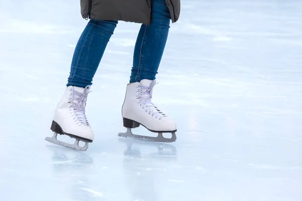 Piedi Pattini Una Pista Pattinaggio Sport Invernali Ricreazione — Foto Stock