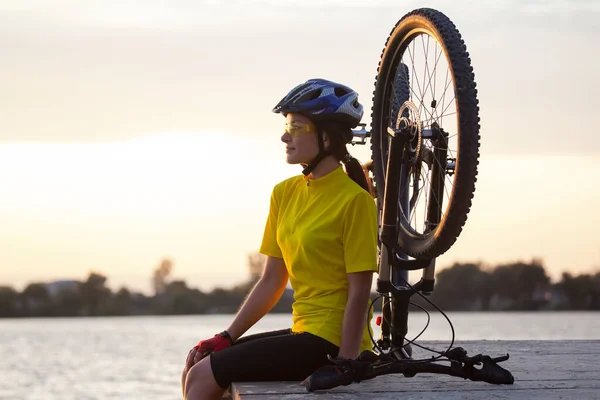 Schöne Radfahrerin Mit Fahrrad Der Natur Gesunder Lebensstil Und Sport — Stockfoto