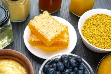 Tahta bir arka planda taze bal ve yabanmersini. sağlıklı organik vitamin yiyeceği.
