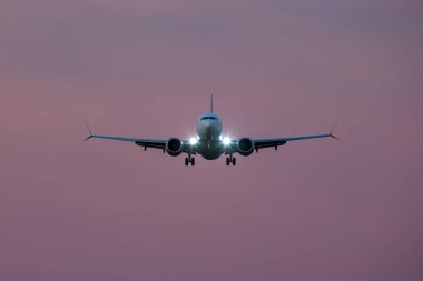 Yolcu uçağı gökyüzünde uçar. Hava taşımacılığı endüstrisi