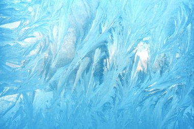 Pencere camında buzlu izler var. Yakın plan. Doğal dokular ve arka planlar. Donmuş buz desenleri