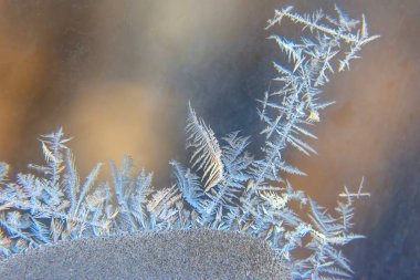 Pencere camında buzlu izler var. Yakın plan. Doğal dokular ve arka planlar. Donmuş buz desenleri
