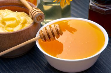 Farklı çeşitlerde taze çiçek balı, polen ve ahşap arka planda kaşıkları olan bal peteği. Organik Vitamin Sağlıklı Gıda