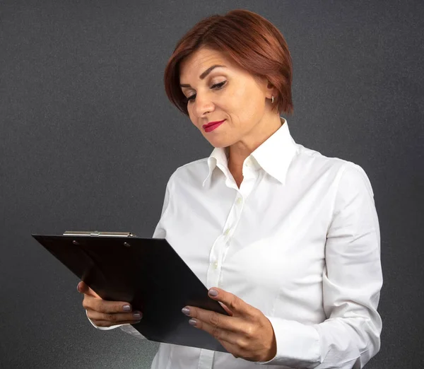 Mujer Con Una Camisa Blanca Sostiene Una Tableta Con Documentos — Foto de Stock