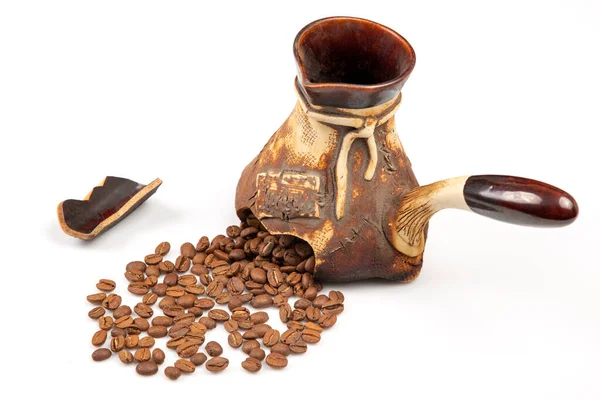 Świeże Ziarna Kawy Wypadają Zepsutej Ceramicznej Kawy — Zdjęcie stockowe