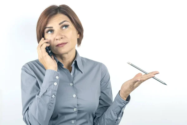 Business Vacker Kvinna Talar Telefon Med Penna Handen Vit Bakgrund — Stockfoto