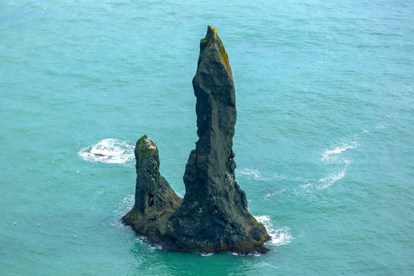 岩の指が転がる アイスランド レイニスフィヤラ ビーチ 大西洋の波 — ストック写真