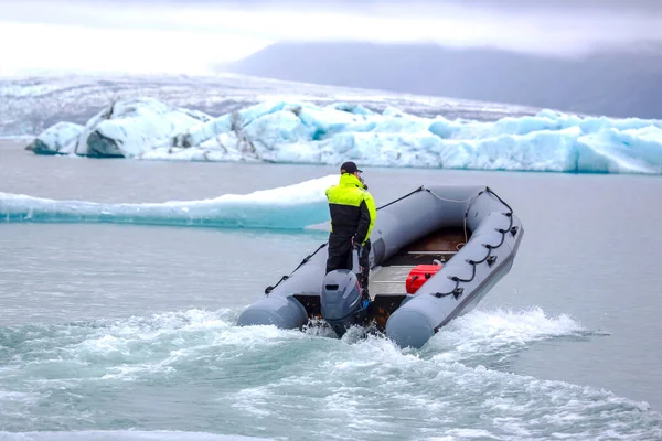 Άνθρωπος Ταχύπλοο Που Πλέει Λιμνοθάλασσα Παγετώνα Στην Ισλανδία — Φωτογραφία Αρχείου