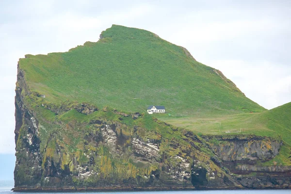 Одинокий Дом Острове Фаддей Архипелага Вестманнеяр Исландия — стоковое фото