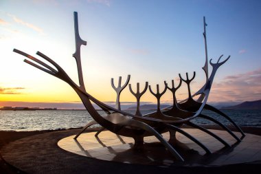 Güneş Voyager Anıtı Reykjavik 'te gün batımına karşı. İzlanda. Seyahat ve turizm. Avrupa 'nın mimari ve ünlü şehirleri