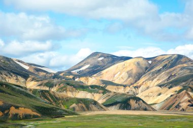 Landmannalaugar 'ın volkanik manzarasının renkli dağları. İzlanda. Turizm ve doğa