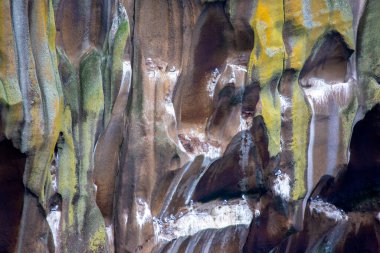 Heimaey adasının renkli kayaları yuva yapmış kuşları. Vestmannaeyjar Archipelago. İzlanda