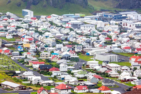 Vestmannaeyjar Takımadası 'nın Heimaey Adası' ndaki ev ve binaların manzarası. İzlanda