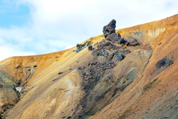 Landmannalaugar 'ın volkanik manzarasının renkli dağları. İzlanda. Turizm ve doğa
