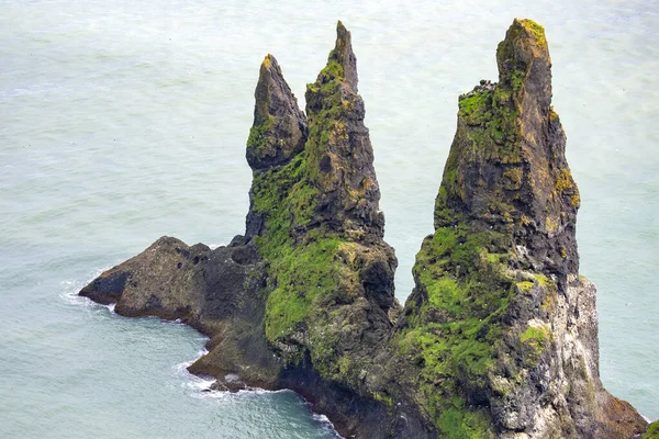 Rocks Fingers Troll Iceland Reynisfjara Beach Waves Atlantic Ocean — Foto Stock