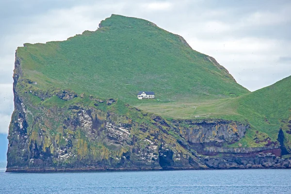 ヴェストマンネイジャー諸島の島の休日の孤独な家 アイスランド — ストック写真