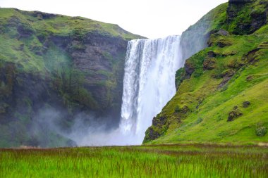 İzlanda 'daki Skogafoss şelalesi.