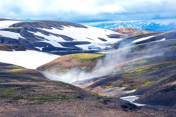 Landmannalaugar 'ın volkanik manzarasının renkli dağları. İzlanda