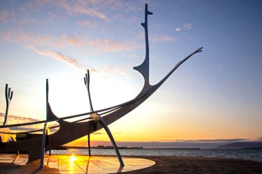 Güneş Voyager Anıtı Reykjavik 'te gün batımına karşı. İzlanda. Seyahat ve turizm. Avrupa 'nın mimari ve ünlü şehirleri