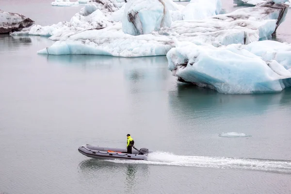Hombre Una Lancha Rápida Navegando Una Laguna Glaciar Islandia —  Fotos de Stock