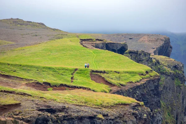 Svahu Islandu Kráčejí Dva Lidé Cestování Cestovní Ruch — Stock fotografie