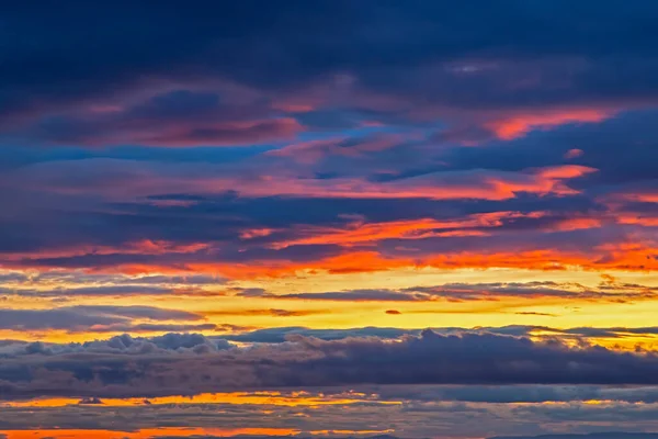 Нереалистичный Красочный Закат Пышных Облаках Исландии — стоковое фото