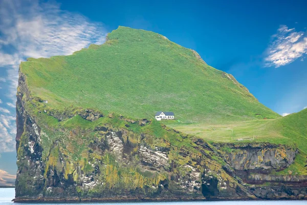 ヴェストマンネイジャー諸島の島の休日の孤独な家 アイスランド — ストック写真
