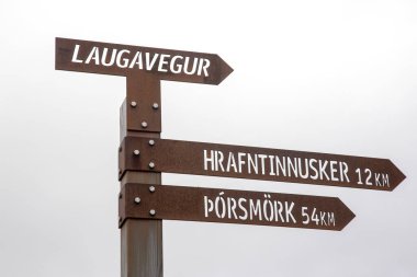 Landmannalaugar ve Laugavegur yürüyüş yolunda kamp tabelaları. İzlanda. Turizm ve yürüyüş.