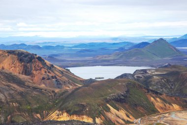 Landmannalaugar 'ın volkanik manzarasının renkli dağları. İzlanda