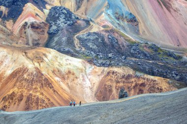 Landmannalaugar 'ın volkanik manzarasının renkli dağları. İzlanda. Turizm ve doğa