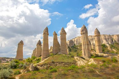 Kapadokya vadisindeki volkanik kayalar ve kireçtaşı uçurumları. Hindi. Turizm ve seyahat. jeoloji ve toprak erozyonu