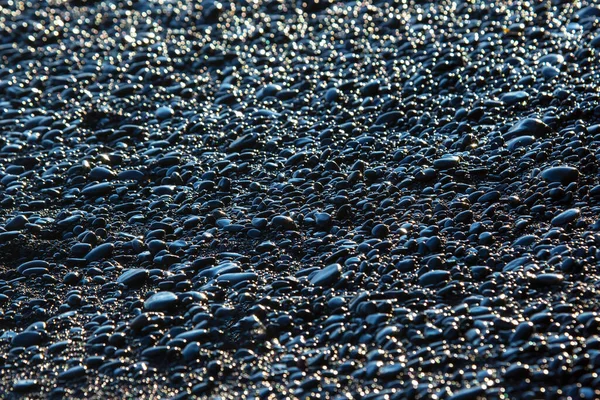 해안에 자갈들 바위들 아이슬란드 의검은 리니피가라 — 스톡 사진